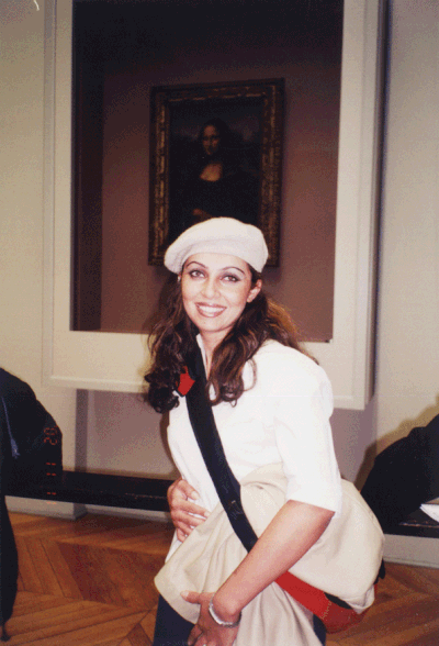 Marwa Elkadi in Paris Louvre in front of Mona lisa painting